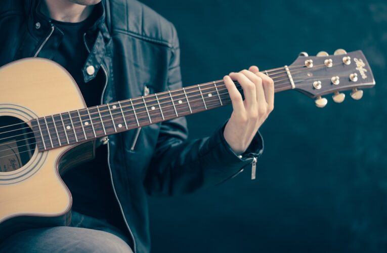 Fingerstyle: L’arte di Suonare con le Dita