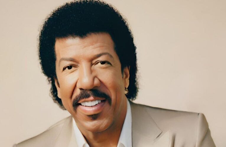 Lionel Richie: La Voce Iconica dell’Eleganza Musicale