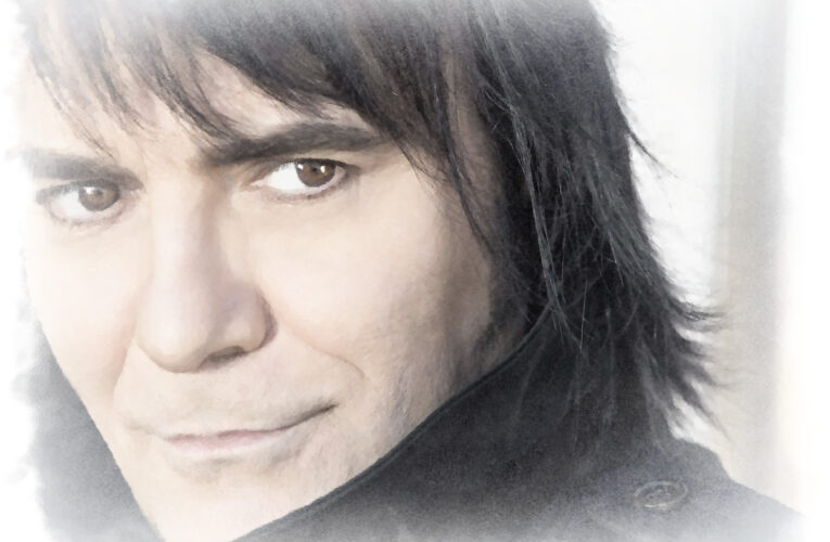 Renato Zero: L’Arte di Raccontare Emozioni Attraverso la Musica
