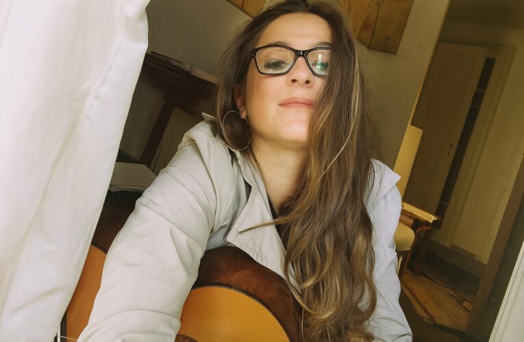 “Un soffio e poi su”: il debutto poetico di Carolina Gentili