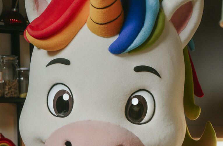 Nasce ARCOBALÌ la mascotte di Coloriamo i Sogni Debutto a Sanremo 2026