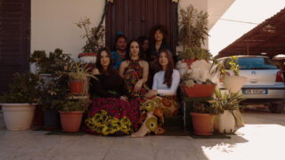 Abena con il cast femminile del video di "Nun Me Ne Fotte". 
