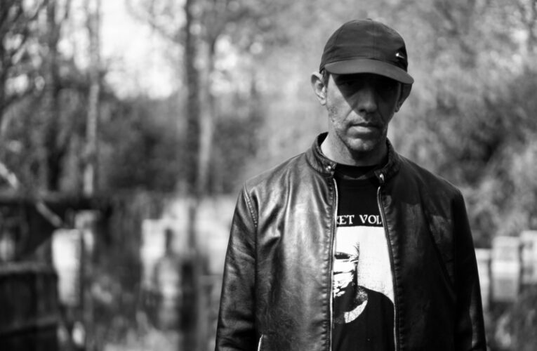 “For all the times” è il nuovo singolo di Way To Blue: l’eleganza del synth-pop tra presente e anni ’80